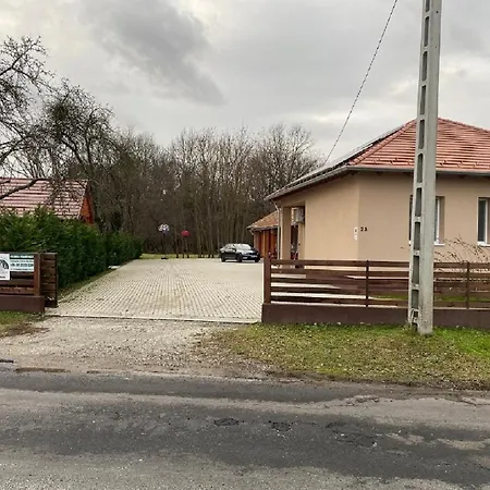 Okerka Vendeghaz Lägenhet